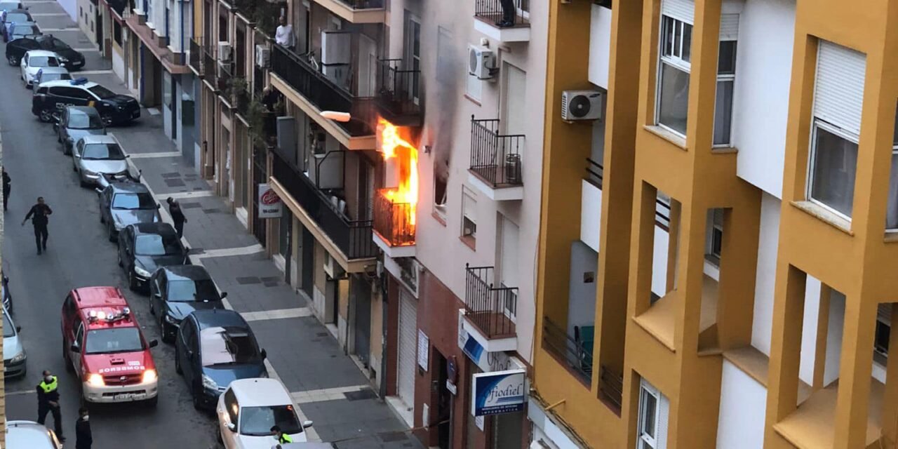 Cinco intoxicados tras un voraz incendio en Ia calle Nicolás Orta