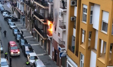 Cinco intoxicados tras un voraz incendio en Ia calle Nicolás Orta