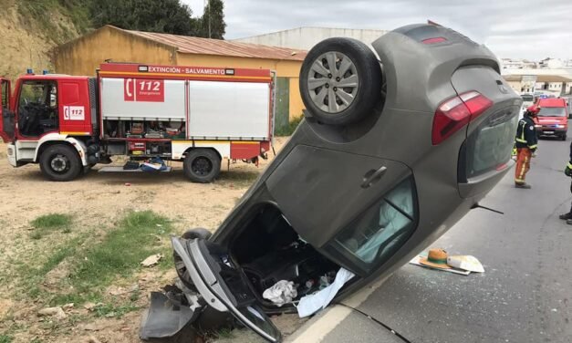 Bomberos intervienen en el espectacular vuelco de un coche en San Juan