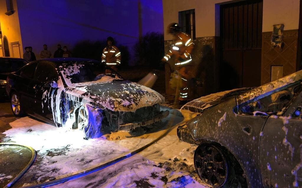 Arden cuatro vehículos en un incendio de madrugada en Punta del Moral