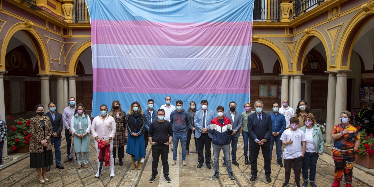 La bandera trans que recorre España llega al Ayuntamiento de Huelva