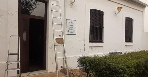 Berrocal sustituye puertas y ventanas de la Escuela de Música y Biblioteca municipal