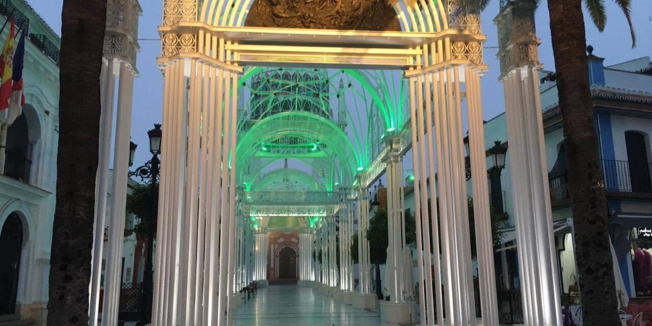 Almonte ilumina de verde su catedral efímera en el octavo aniversario del doble crimen