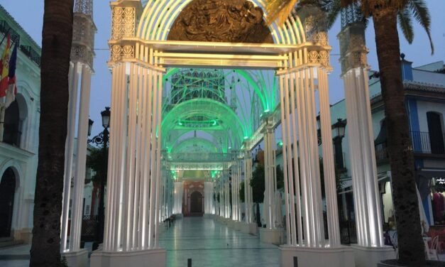 Almonte ilumina de verde su catedral efímera en el octavo aniversario del doble crimen