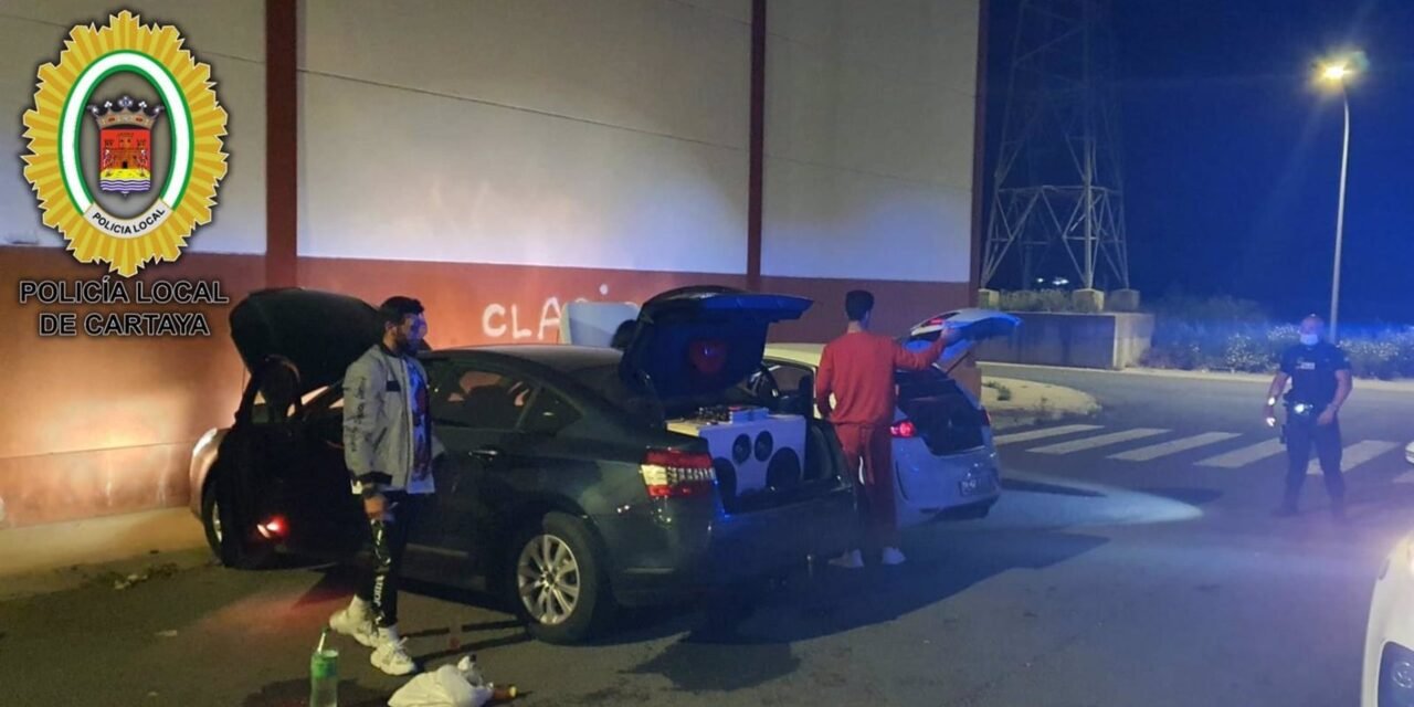 Una decena de multas por hacer botellones junto a coches-discoteca en Cartaya