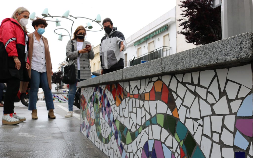 Un mosaico de 7.000 piezas embellece la calle Convento de Cartaya