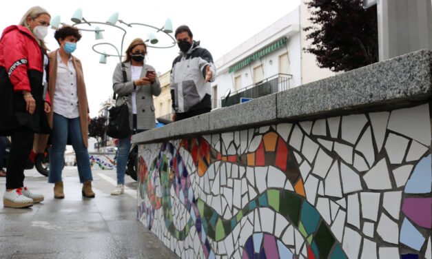 Un mosaico de 7.000 piezas embellece la calle Convento de Cartaya