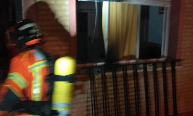 Rescatan a una anciana del incendio de una vivienda en Ayamonte