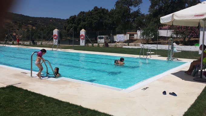 A licitación por un mínimo de 450 € el uso del bar de la piscina de La Granada para este verano