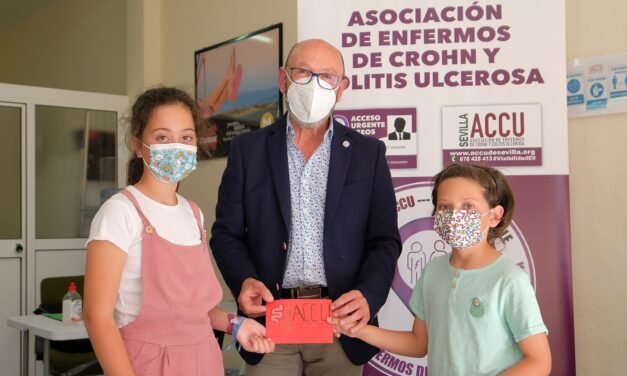 Dos niños de El Campillo donan un premio a la lucha contra el Crohn