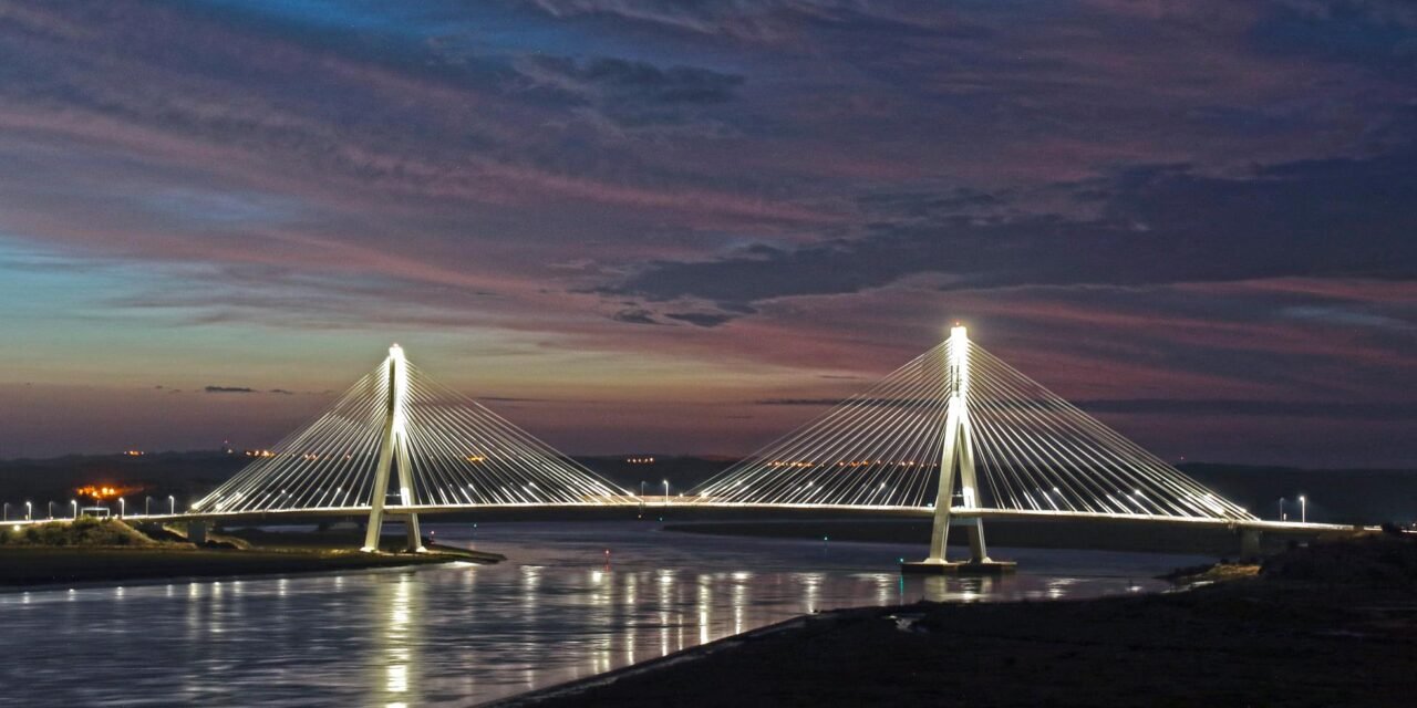 El puente sobre el Guadiana estrena una espectacular iluminación