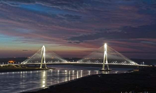 El puente sobre el Guadiana estrena una espectacular iluminación