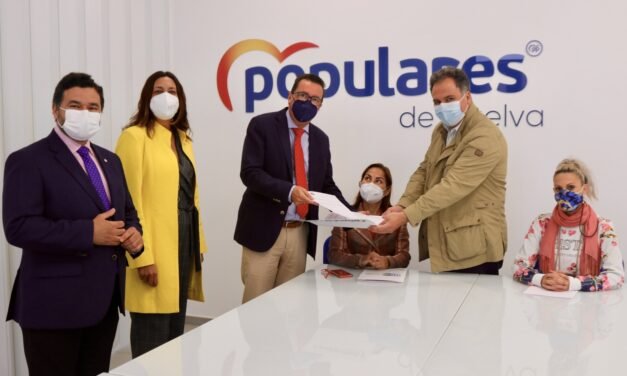 Manuel Andrés González presenta más de 1.600 avales para seguir al frente del PP de Huelva