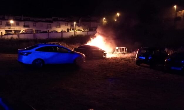 Vecinos y policías evitan la propagación de un fuego en cadena en un aparcamiento de Ayamonte