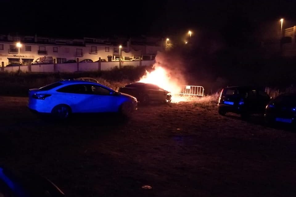 Vecinos y policías evitan la propagación de un fuego en cadena en un aparcamiento de Ayamonte