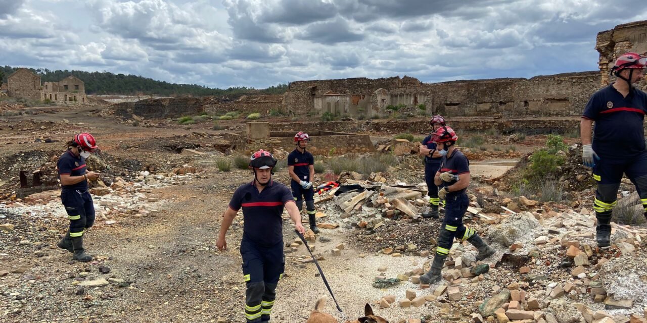 La Unidad Canina de Rescate se entrena en las ruinas de la antigua fundición de Riotinto