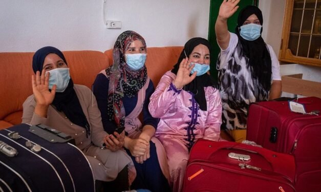 Más de 100 temporeras de la fresa y seis bebés regresan en plena crisis con Marruecos