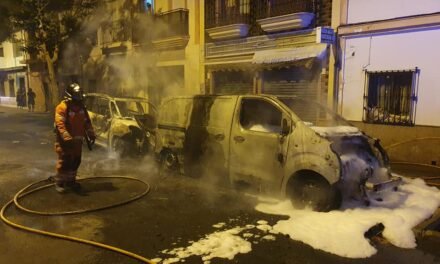 Arden varios vehículos de madrugada en Isla Cristina