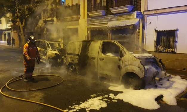 Arden varios vehículos de madrugada en Isla Cristina