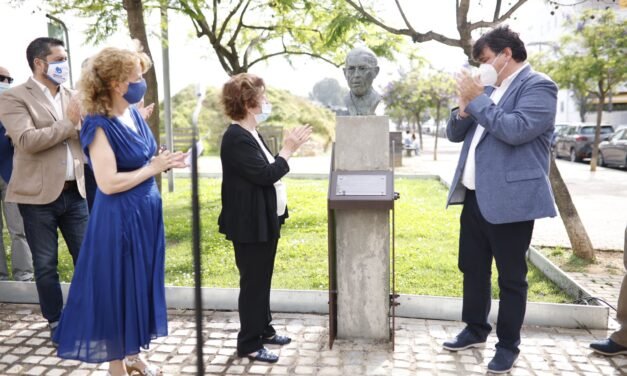 La ciudad rinde tributo al periodista José Ponce Bernal con un busto en su honor junto al Centro ‘Jesús Hermida’