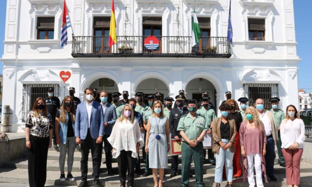 Homenaje a los agentes que detuvieron al autor de un violento robo a un anciano en Cartaya