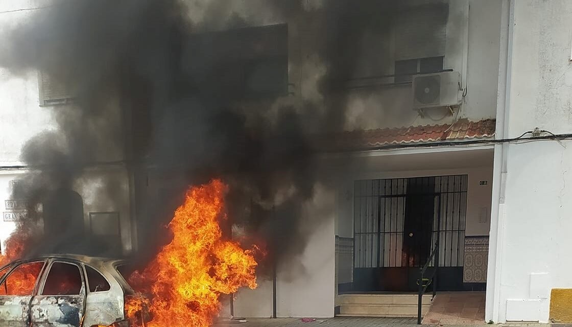 Un peligroso incendio en plena calle obliga a actuar a los bomberos en Almonte