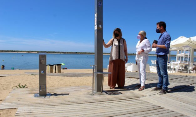 Cartaya permite el uso en doble sentido de las pasarelas a la playa así como de duchas y lavapiés