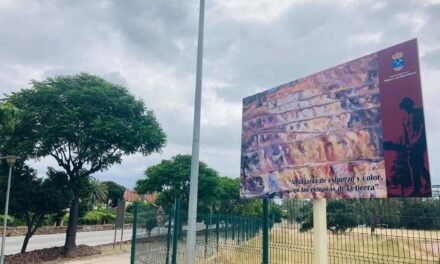 Un mural de Corta Atalaya da la bienvenida a quienes visiten Minas de Riotinto