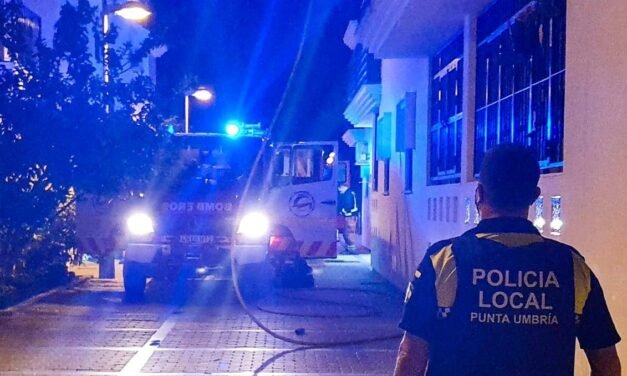 Los bomberos luchan contra el fuego durante más de tres horas en un edificio de Punta Umbría