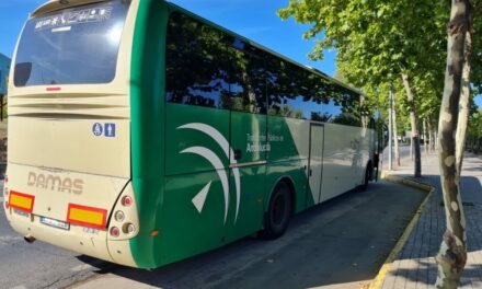 La alcaldesa de Valverde pide a la Junta que rectifique el precio del billete del bus a Mazagón