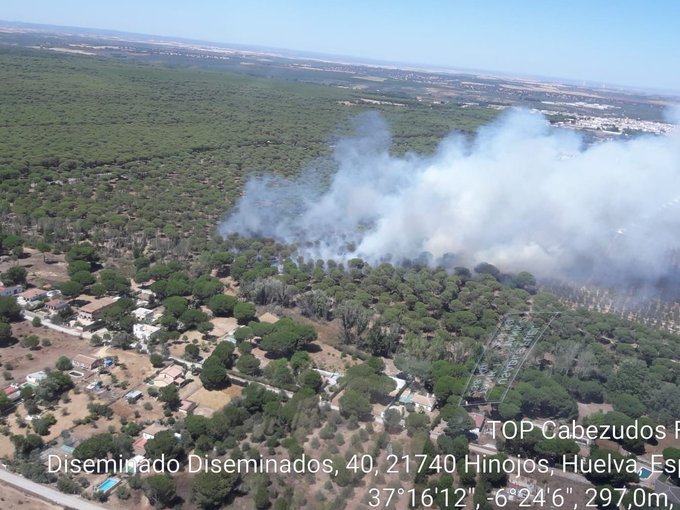 Los bomberos luchan contra cuatro incendios en Huelva