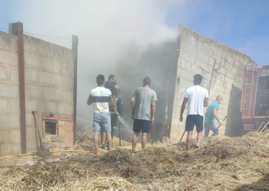 Vecinos y bomberos sofocan el incendio de un pajar en El Campillo