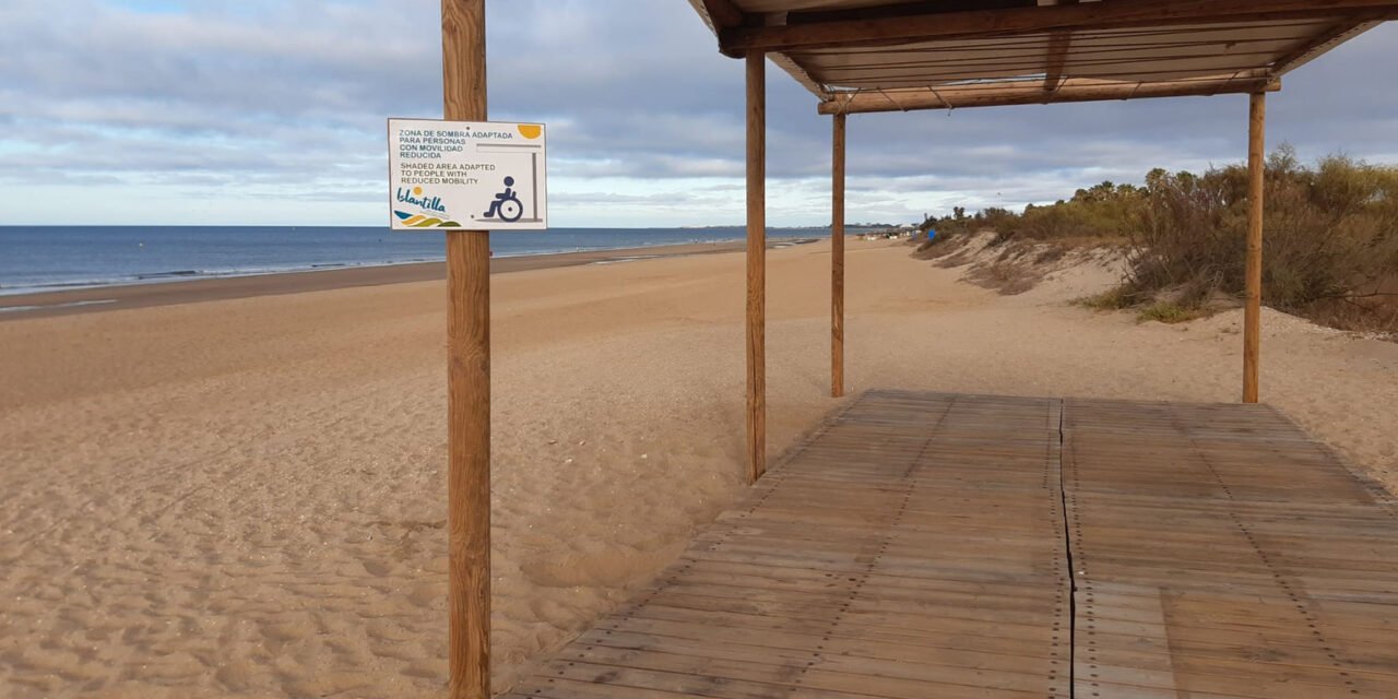 Islantilla habilita su zona de sombra adaptada para facilitar el disfrute de la playa a personas con movilidad reducida