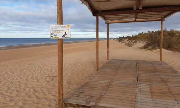 Islantilla habilita su zona de sombra adaptada para facilitar el disfrute de la playa a personas con movilidad reducida