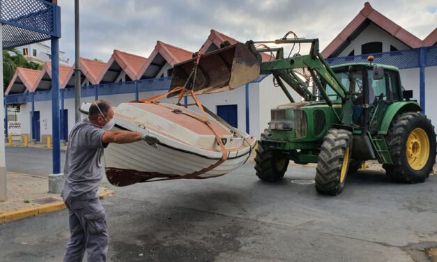 Realizan tareas de limpieza y mejora en el muelle de El Rompido 