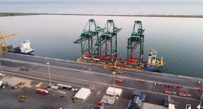 Tres nuevas grúas gigantes incrementan la capacidad del Puerto en contenedores