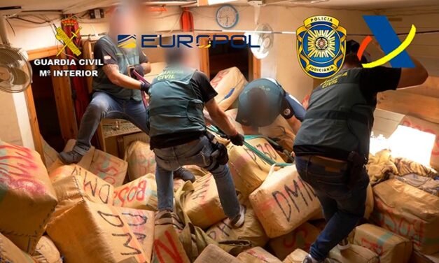 Detienen a ocho personas frente a las costas de Huelva con 15 toneladas de hachís