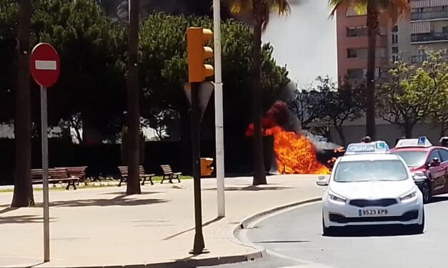 Gran humareda por el incendio de una máquina barredora en la avenida de Andalucía