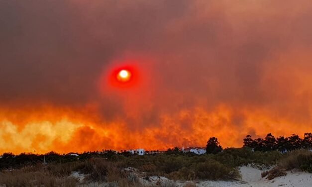 El feroz fuego en el Algarve obliga a cortar la Autovía 22