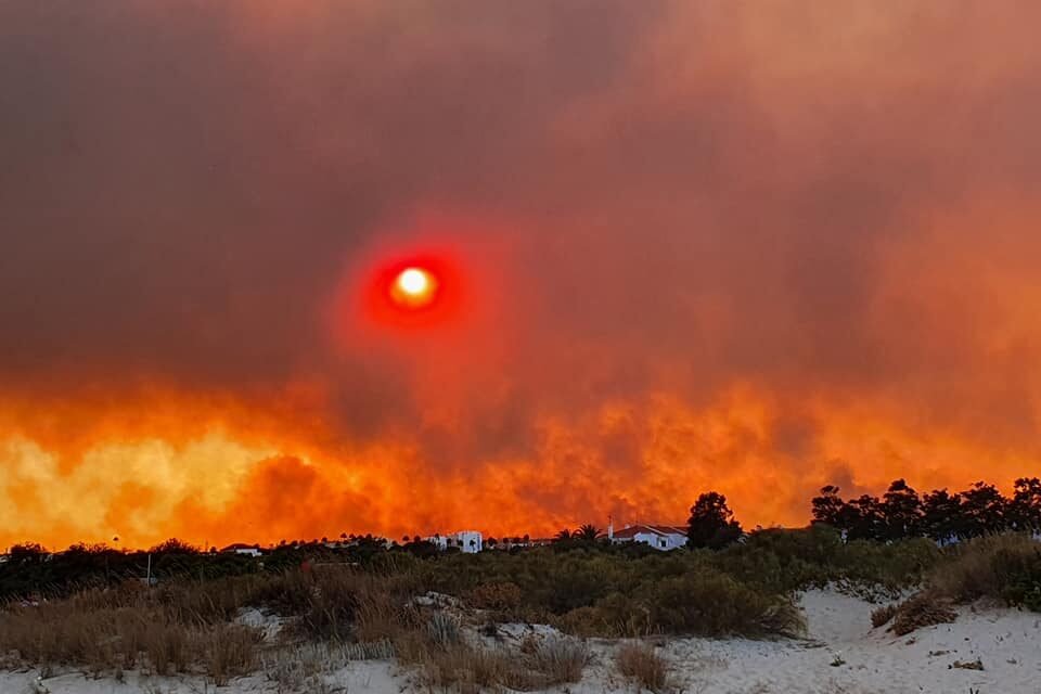 El feroz fuego en el Algarve obliga a cortar la Autovía 22