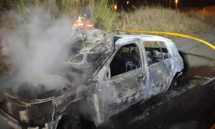 Explosión de un coche en Campofrío al caer cuatro metros desde un puente
