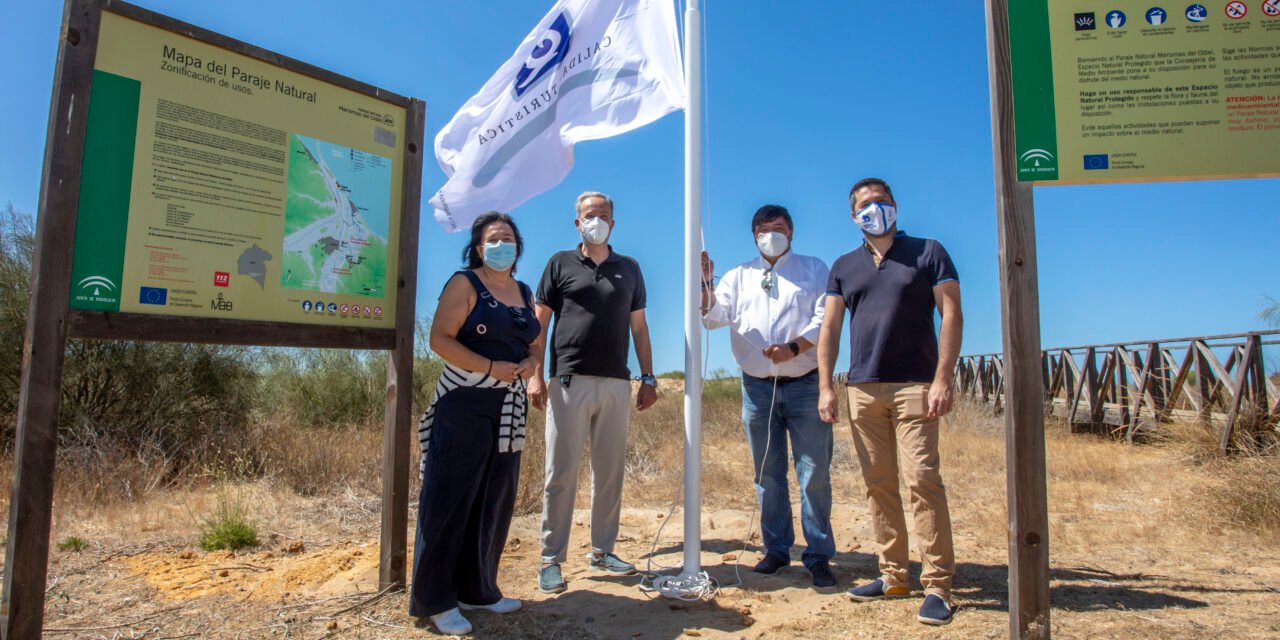 El alcalde iza la bandera ‘Q’ de ‘Calidad Turística’ en la playa del Espigón