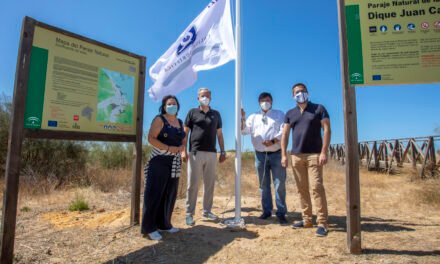 El alcalde iza la bandera ‘Q’ de ‘Calidad Turística’ en la playa del Espigón