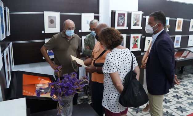 El escritor cubano Leonardo Padura visita el Muelle de las Carabelas tras participar en CubaCultura