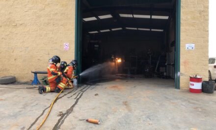 Los bomberos actúan en la peligrosa fuga de una botella de acetileno en Gibraleón