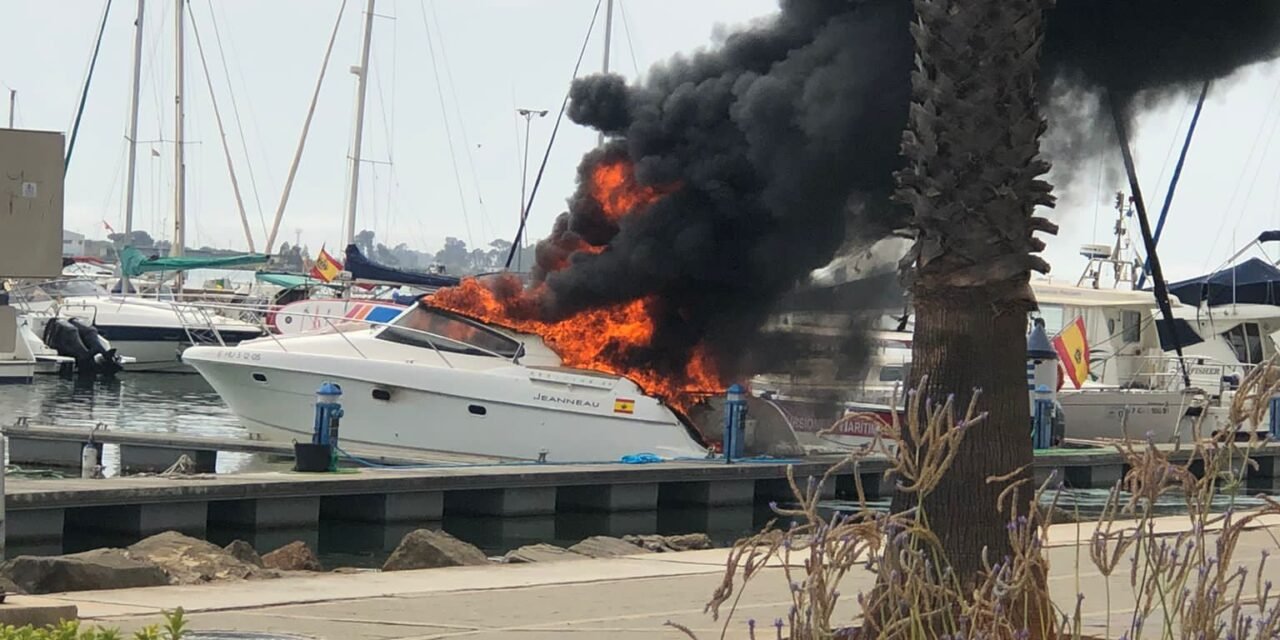 Arde una embarcación en el Puerto Deportivo de Isla Cristina