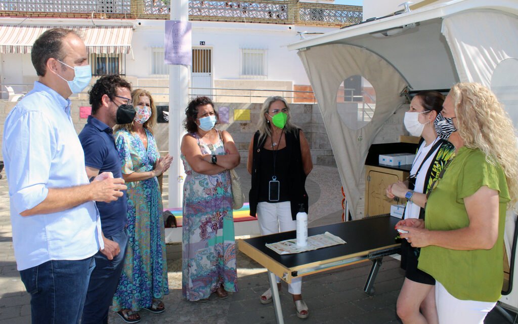 La caravana contra el cáncer de piel de la AECC hace una parada en El Rompido