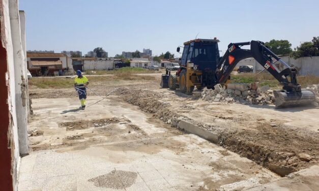 Derriban cuatro construcciones de la barriada ‘Marismas del Odiel’