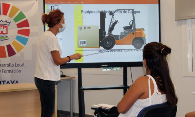 El curso ‘Operador de carretillas elevadoras’ forma a una quincena de desempleados de Cartaya