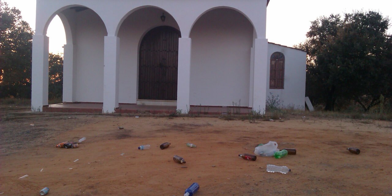 Se multiplican los actos vandálicos y la basura junto a la ermita de El Romerito